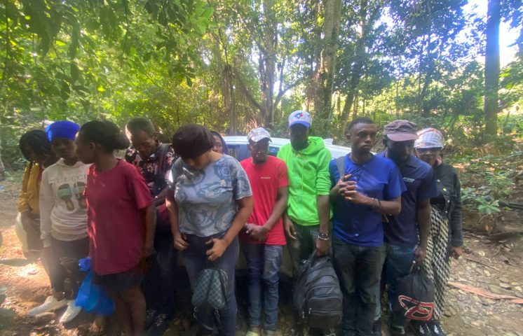 Ejército detiene 30 indocumentados haitianos en tres vehículos en Monción, Santiago Rodríguez
