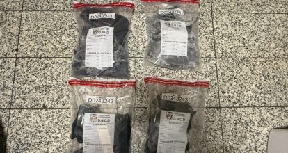 Detienen a una croata en el AILA con 4 paquetes de cocaína