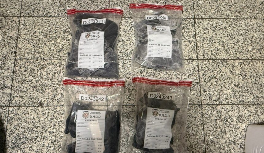 Detienen a una croata en el AILA con 4 paquetes de cocaína