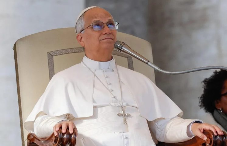El papa León XIV pide a los jóvenes no politizar la Iglesia y construir «puentes en vez de muros»
