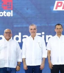 Abinader entrega RD$150 millones créditos a emprendedores y microempresarios a tasa preferencial