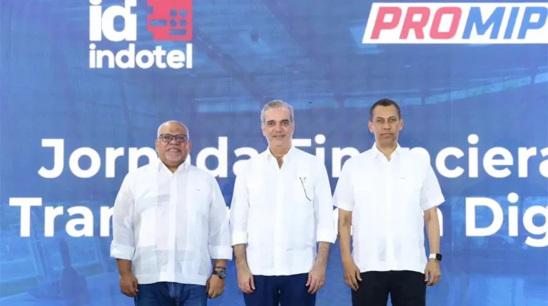 Abinader entrega RD$150 millones créditos a emprendedores y microempresarios a tasa preferencial