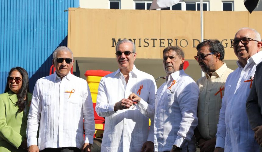 Abinader entrega nuevas maquinarias para modernizar Agricultura y reducir mano de obra extranjera