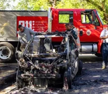 Incendio de vehículo frente a Agricultura destruye un carro y afecta una yipeta