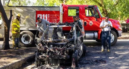 Incendio de vehículo frente a Agricultura destruye un carro y afecta una yipeta