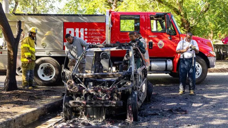 Incendio de vehículo frente a Agricultura destruye un carro y afecta una yipeta