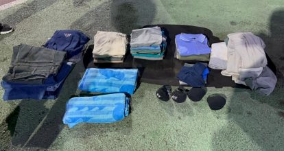 DNCD ARRESTA DOS HOMBRES CON MALETA LLENA DE PRENDAS DE VESTIR IMPREGNADAS DE PRESUNTA COCAÍNA