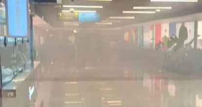 Evacúan área de llegadas del AILA tras nube de humo provocada por falla en lámpara de aire acondicionado