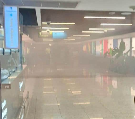 Evacúan área de llegadas del AILA tras nube de humo provocada por falla en lámpara de aire acondicionado