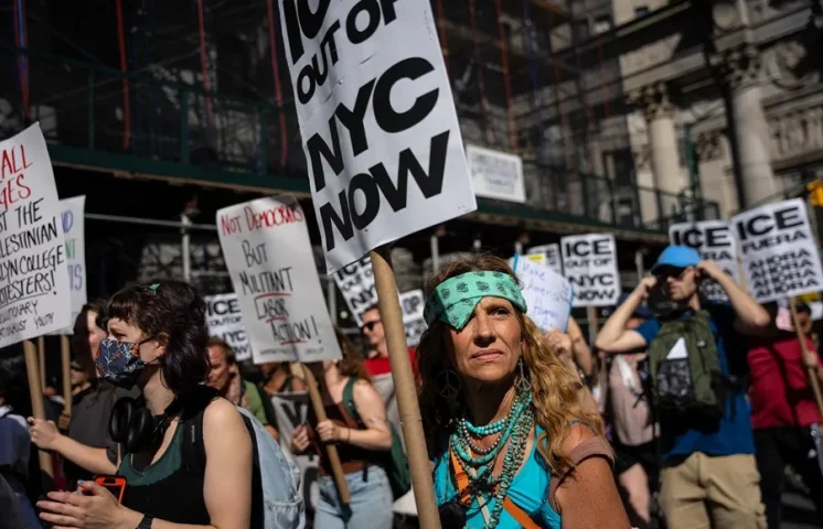 El 80 % de los latinos desaprueba a Donald Trump y el 71 % dice que se ha excedido en las deportaciones