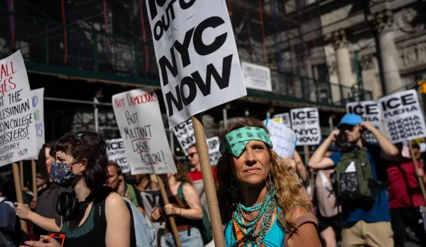 El 80 % de los latinos desaprueba a Donald Trump y el 71 % dice que se ha excedido en las deportaciones