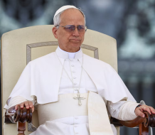 Papa León reza para que quienes “combaten con pensamientos suicidas” encuentren ayuda