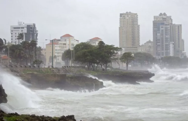 Vaguada provocará lluvias para este martes; alertan sobre oleaje anormal