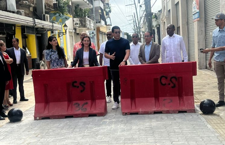 Ministro Collado reabre más calles en Ciudad Colonial y presenta obras de monasterio de San Francisco.