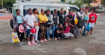 Detienen minibús con 15 haitianos indocumentados en Azua