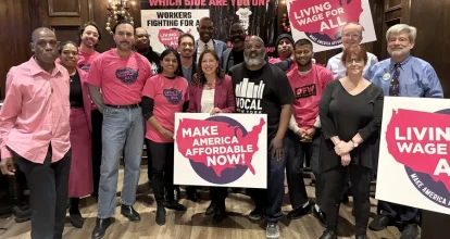 Trabajadores de Nueva York exigen elevar a 30 dólares el salario mínimo de los camareros