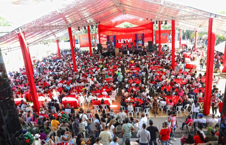 Multitudinaria fiesta navideña de Leyvi Bautista reúne a munícipes y líderes nacionales en Santo Domingo Oeste