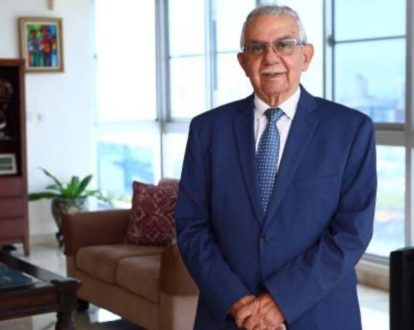 Presidente Abinader instruye crear comisión para mayores controles en Senasa y designará a Arismendi Díaz Santana como coordinador