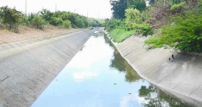 Hallan sin vida a mujer en canal en Santiago de los Caballeros 