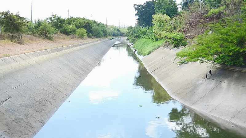 Hallan sin vida a mujer en canal en Santiago de los Caballeros 