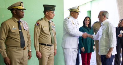 Abinader juramenta 865 agentes para fortalecer el control migratorio en todo el país