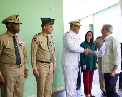 Abinader juramenta 865 agentes para fortalecer el control migratorio en todo el país