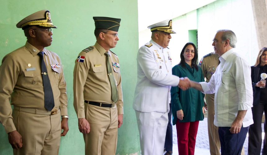 Abinader juramenta 865 agentes para fortalecer el control migratorio en todo el país