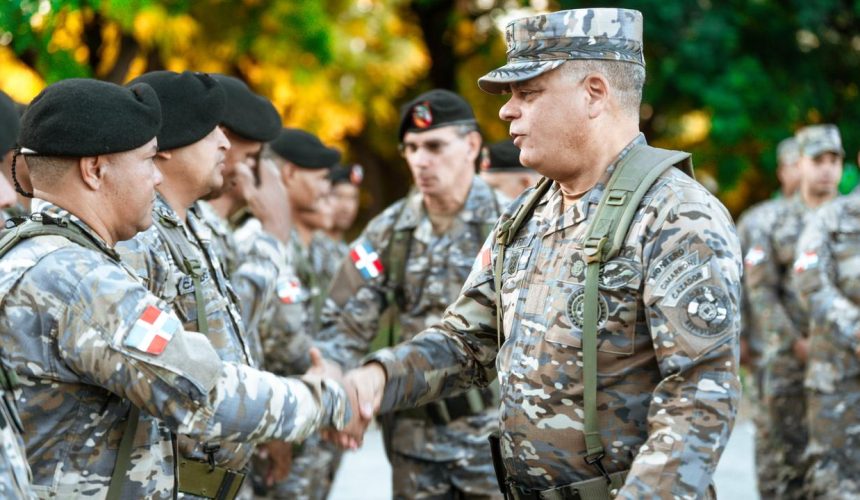 Ministro de Defensa recorre unidades del Ejército en la zona fronteriza