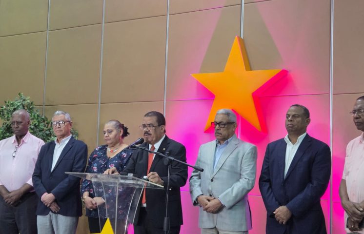 PLD denuncia que la cena navideña se triplicó y alcanza RD$16,825 en 2025