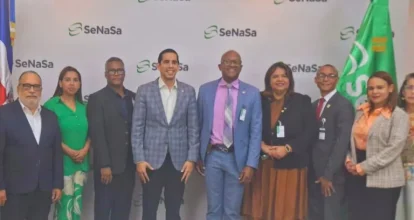 Presidente del CMD se reúne con director de Senasa para tratar pagos y derechos de los médicos