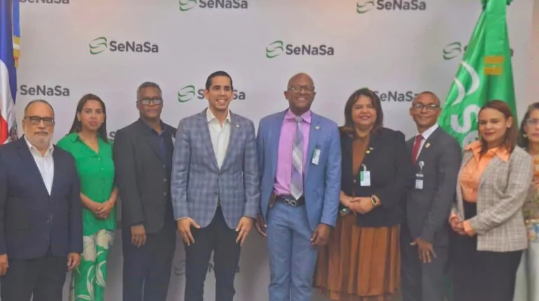 Presidente del CMD se reúne con director de Senasa para tratar pagos y derechos de los médicos