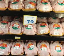 El precio del pollo se sitúa en RD$79 la libra en supermercados durante la temporada navideña, según industria avícola
