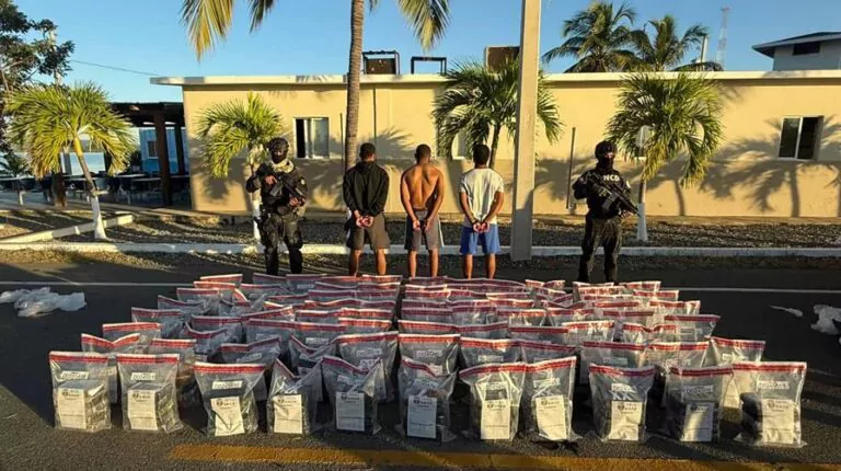 DNCD incauta 429 paquetes de cocaína en operativo marítimo en Baní