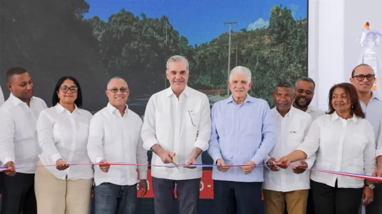Abinader inaugura carretera El Cercado–Juan Santiago–Hondo Valle y destaca impacto turístico