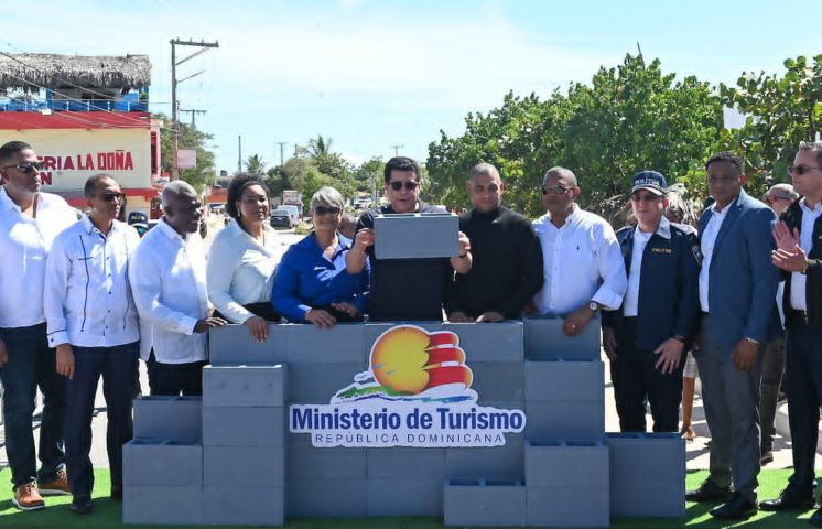 Ministro Collado interviene otra playa de  SPM para mejorar su oferta turística