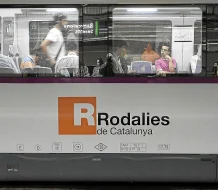 Al menos 15 heridos en el descarrilamiento de un tren en Gelida (Barcelona) tras colisionar con un muro de contención