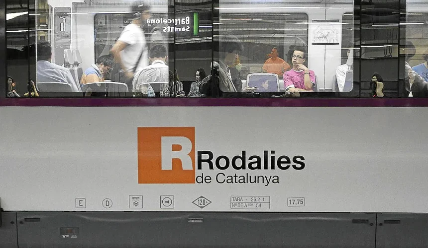 Al menos 15 heridos en el descarrilamiento de un tren en Gelida (Barcelona) tras colisionar con un muro de contención