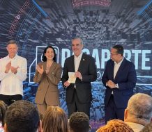 DGP otorga primer pasaporte electrónico al presidente Abinader