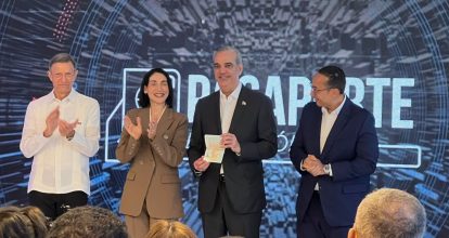 DGP otorga primer pasaporte electrónico al presidente Abinader