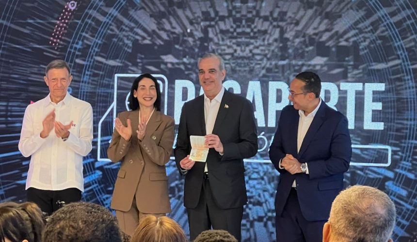 DGA otorga primer pasaporte electrónico al presidente Abinader
