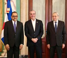 Abinader juramenta a Antoliano Peralta como ministro de Justicia y a Subero Isa como Consultor Jurídico