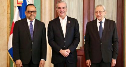 Abinader juramenta a Antoliano Peralta como ministro de Justicia y a Subero Isa como Consultor Jurídico