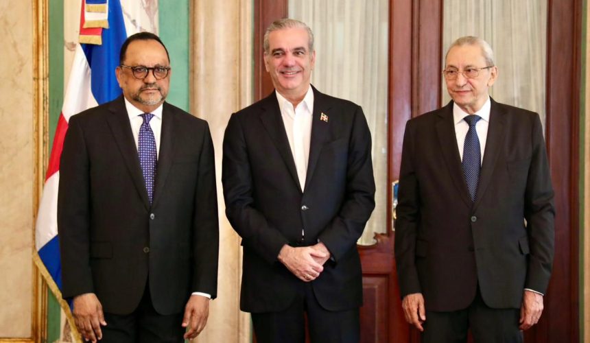 Abinader juramenta a Antoliano Peralta como ministro de Justicia y a Subero Isa como Consultor Jurídico