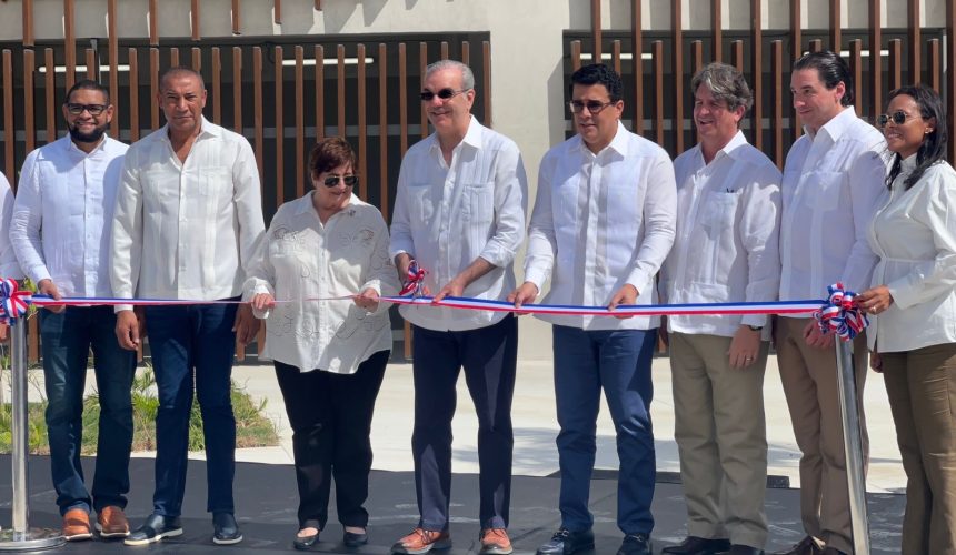 Abinader y Collado entregan plaza multiuso seibana con una inversión de más de 400 millones de pesos 