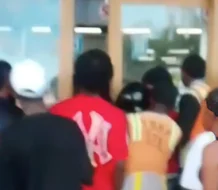Mujer quita revolver a guardia; hiere cuatro personas en tienda china en Bavaro