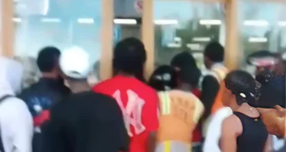 Mujer quita revolver a guardia; hiere cuatro personas en tienda china en Bavaro