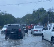 Fuertes lluvias provocan inundaciones y taponamientos en calles y sectores de Santiago
