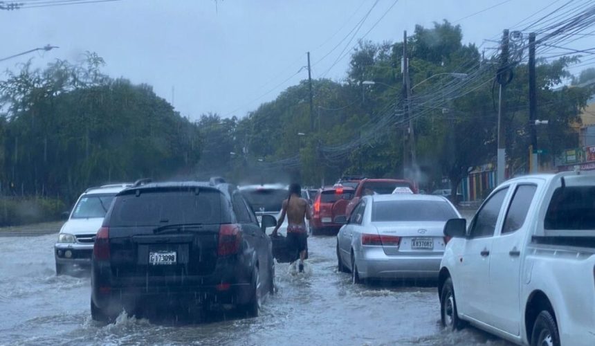 Fuertes lluvias provocan inundaciones y taponamientos en calles y sectores de Santiago