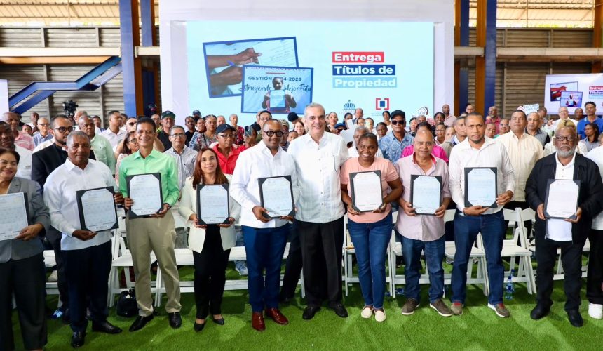 Abinader entrega 580 títulos de apartamentos a familias del DN y SDE y Norte