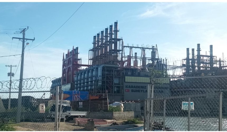 Medio Ambiente investiga denuncia de contaminación cerca de barcazas en Azua